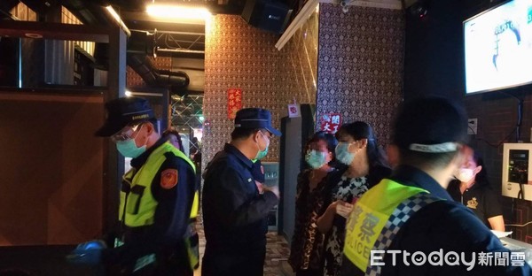 ▲市警六分局長陳建民親自率隊，針對轄區內有服務生陪侍、群眾高度聚集之消費性娛樂場所逐一查察。（圖／記者林悅翻攝，下同）