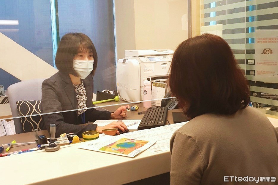 ▲南山人壽安裝「防疫檔板」，據稱是保險業首例，尤其在安裝施工時也有其他業者觀摩。（圖／南山人壽提供）