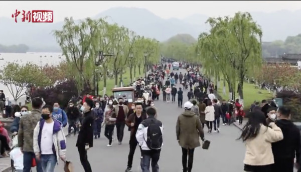 ▲杭州西湖於清明連假迎來不少遊客前往消費。（圖／翻攝中新網）