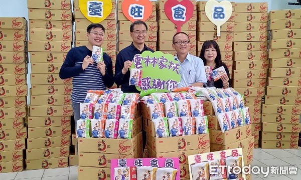 ▲疫情影響不景氣，雲林家扶中心服務家庭陷入困境，雲林臺旺食品派專車送出4800包的乾拌麵緩解關懷戶沉重經濟壓力。（圖／記者蔡佩旻攝）