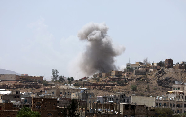 ▲▼沙烏地領導的聯盟在葉門首都沙那展開空襲。（圖／路透）