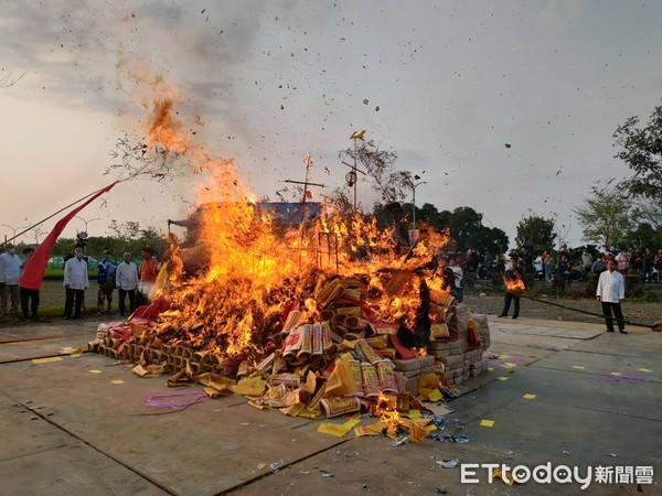 ▲台南市善化慶安宮，舉辦「靈寶迎王息瘟消災祈安福醮」，恭請代天巡狩千歲爺降臨收瘟降福，送王船火化為民眾趨吉避凶、賜福降祥。（圖／記者林悅翻攝，下同）