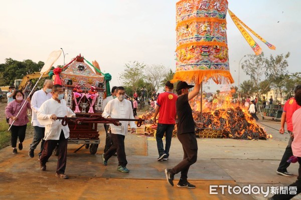 ▲台南市善化慶安宮，舉辦「靈寶迎王息瘟消災祈安福醮」，恭請代天巡狩千歲爺降臨收瘟降福，送王船火化為民眾趨吉避凶、賜福降祥。（圖／記者林悅翻攝，下同）