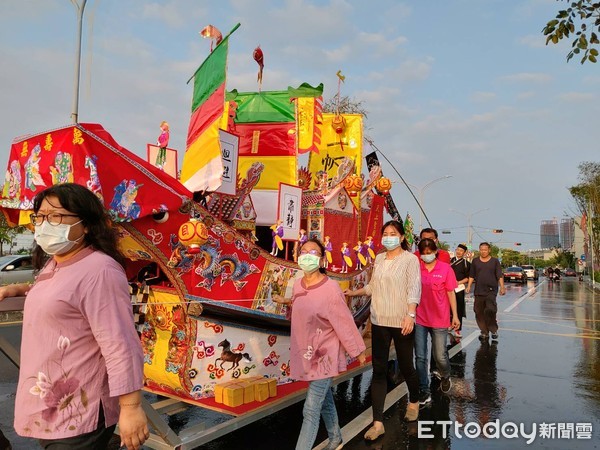 ▲台南市善化慶安宮，舉辦「靈寶迎王息瘟消災祈安福醮」，恭請代天巡狩千歲爺降臨收瘟降福，送王船火化為民眾趨吉避凶、賜福降祥。（圖／記者林悅翻攝，下同）