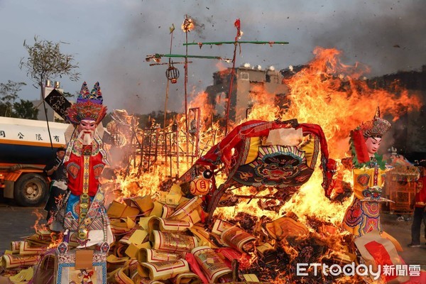 ▲台南市善化慶安宮，舉辦「靈寶迎王息瘟消災祈安福醮」，恭請代天巡狩千歲爺降臨收瘟降福，送王船火化為民眾趨吉避凶、賜福降祥。（圖／記者林悅翻攝，下同）