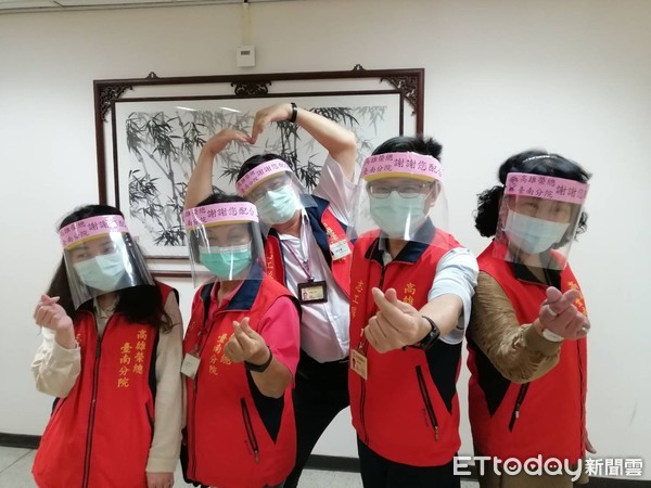 ▲高雄榮總台南分院志工及人員，自動自發、接力趕製1000個簡易防護面罩，分送給醫護人員使用。（圖／記者林悅翻攝，下同）