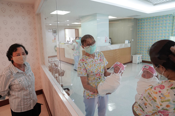 ▲▼曼谷一間醫院為了讓新生兒平安返家，特地設計一款可隔絕飛沫的專用面罩。（圖／路透）