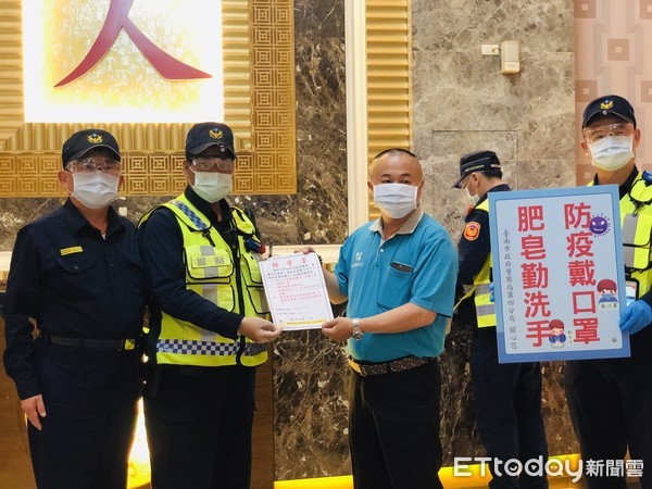 ▲台南市警四分局再次配合市府聯合稽查小組針對轄內特種營業處所進行複查，並持續加強其他娛樂營業場所如PUB、KTV等處所查察，以防堵疫情缺口。（圖／記者林悅翻攝，下同）