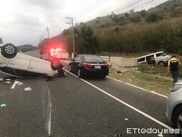 ▲屏東縣車城鄉尖山路段11日下午發生一起8人受傷交通事故，警方調查案發原因             。（圖／記者陳崑福翻攝）