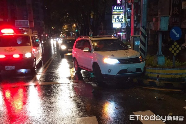 ▲▼休旅車酒駕自撞中央分隔島，遭依公共危險罪嫌送辦。（圖／民眾提供）