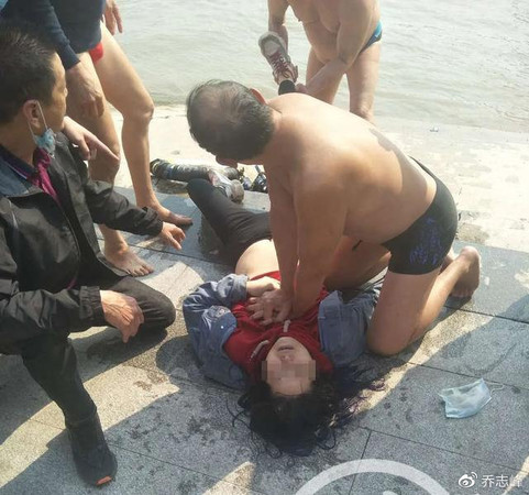 ▲▼兒子「不寫作業」只打電動　媽媽「氣到跳水」拉上岸四肢僵硬。（圖／翻攝海峽都市報）