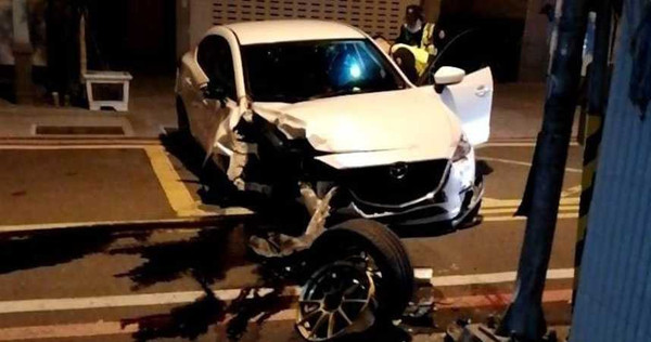 疑似偷接客酒駕撞死人還肇逃的官女白色轎車，車頭毀損嚴重，右前輪還脫離噴飛在路上，可見撞擊力道猛烈。（圖／翻攝畫面）