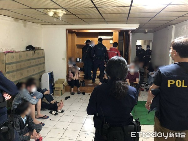 ▲▼外籍移工躲租屋處開賭，32人竟都沒戴口罩，警方查獲賭具及賭金             。（圖／記者陳以昇翻攝）