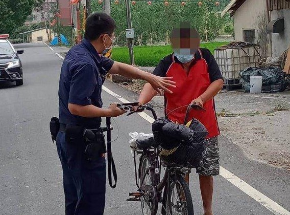 ▲竹崎警協助迷途精障男。（圖／記者翁伊森翻攝）