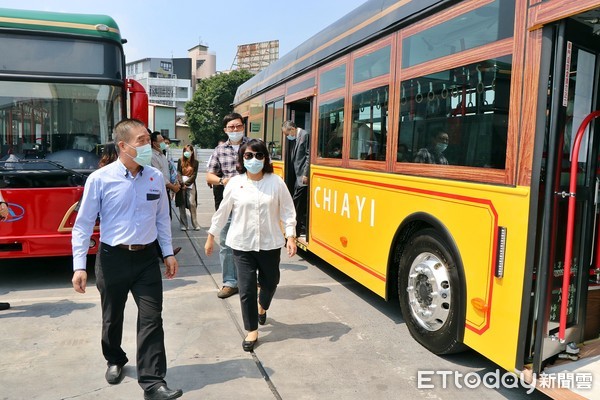 ▲嘉市電動公車首度亮相! 外觀造型典雅吸睛 中山幹線6月正式上路。（圖／記者翁伊森翻攝）