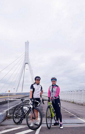 婚姻生活十分甜蜜的宣宣，經常和老公一起騎車運動。（圖／翻攝自宣宣臉書）