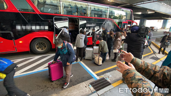 ▲▼武漢「類包機」返台國人經隔離期滿後全數出關。（圖／記者游宗樺攝）