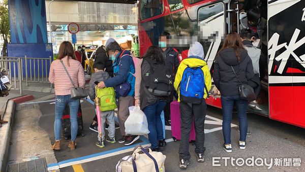 ▲▼武漢「類包機」返台國人經隔離期滿後全數出關。（圖／記者游宗樺攝）