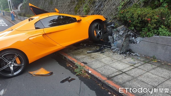 ▲▼劍潭超跑麥拉倫自撞山壁。（圖／記者游宗樺翻攝）