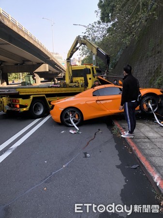 ▲▼劍潭超跑麥拉倫自撞山壁。（圖／記者游宗樺翻攝）