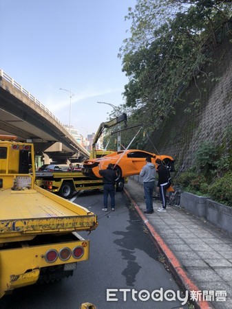 ▲▼劍潭超跑麥拉倫自撞山壁。（圖／記者游宗樺翻攝）