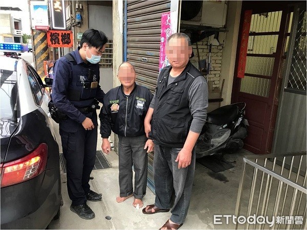 ▲▼員警和救護人員為老翁包紮並送返住處。（圖／大園警分局提供）