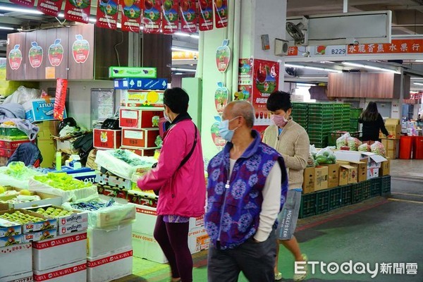 ▲ 新北果菜肉品家禽批發市場超前部署 進出人員無「罩」不得進出。（圖／新北市農業局提供）