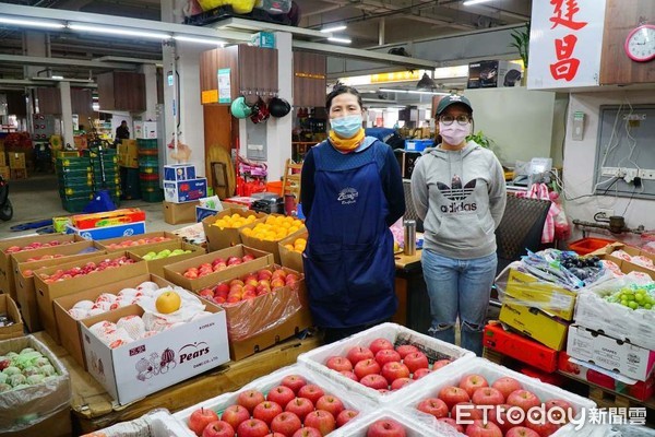 ▲ 新北果菜肉品家禽批發市場超前部署 進出人員無「罩」不得進出。（圖／新北市農業局提供）