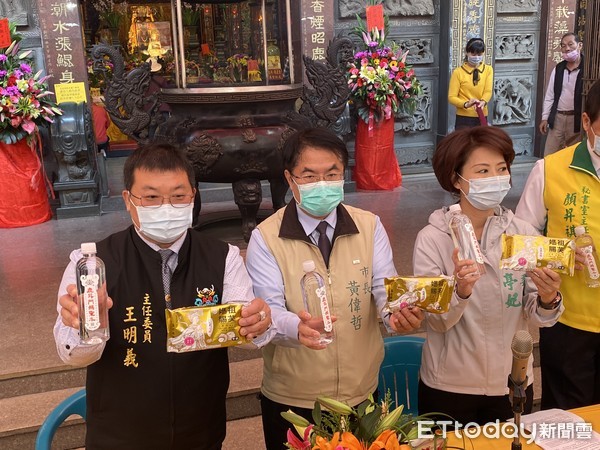 ▲台南市文化局再推台南限定媽祖系列商品「媽祖賜芙（福）」牛奶泡芙點心，由台南市長黃偉哲與鹿耳門聖母廟主委王明義等人共同上香祈福，為新產品過爐加持，並向國人推薦。（圖／記者林悅攝，下同）