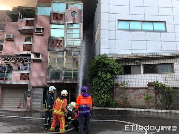 ▲▼警消以強力水柱灌救。（圖／桃園市消防局提供）