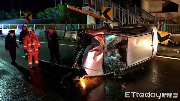 ▲ 萬里台二線轎車自撞石柱路墩「側翻90度」 滿地玻璃碎片傷者送醫。（圖／記者郭世賢攝）