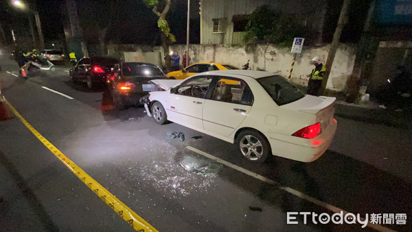 ▲▼潘男駕駛奧迪轎車與白車有行車糾紛，叫來2輛雙B轎車助陣，結果3車當街撞成一塊。（圖／記者游宗樺攝）