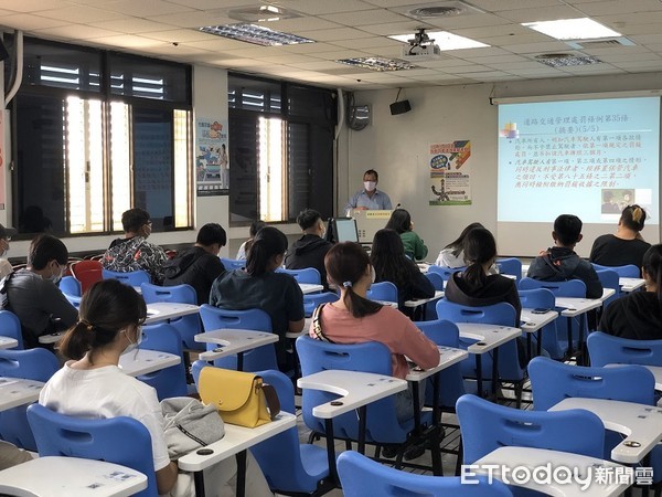 ▲屏東監理站加強防疫措施             。（圖／記者陳崑福翻攝）