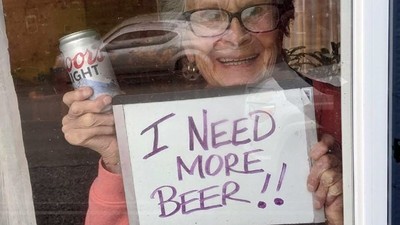 93歲嬤害羞舉牌「啤酒喝完了」　被剪進新聞畫面...隔天家門被猛堆好幾箱
