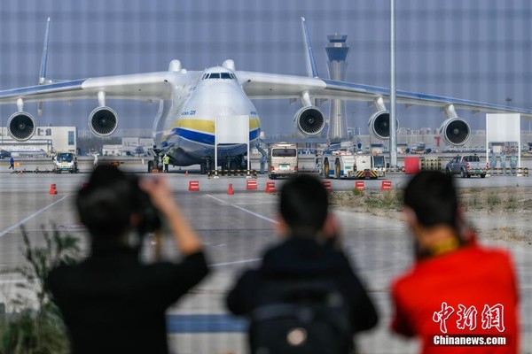 ▲民眾在天津機場外搶拍全球最大運輸機。（圖／翻攝中新網）