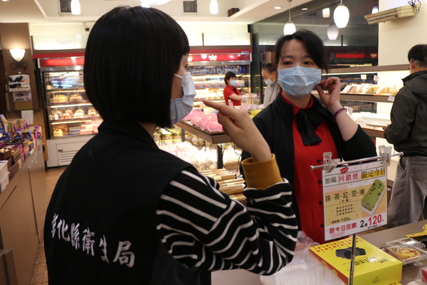 ▲衛生局輔導食品業者要強制戴口罩。（圖／彰化縣衛生局提供）