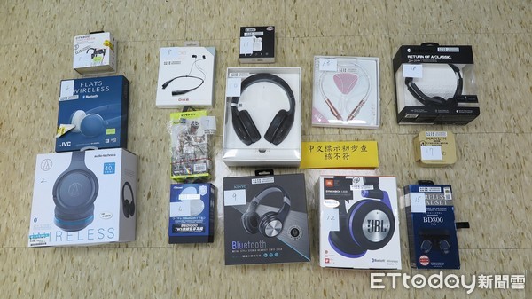 ▲經濟部標準檢驗局今（14）日表示，市售18件藍芽耳機樣品中，有14件的中文標示不符規定。（圖／經濟部提供）