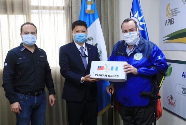 ▲瓜國總統賈麥岱在推特感謝台灣捐贈18萬片口罩。（圖／翻攝賈麥岱推特）