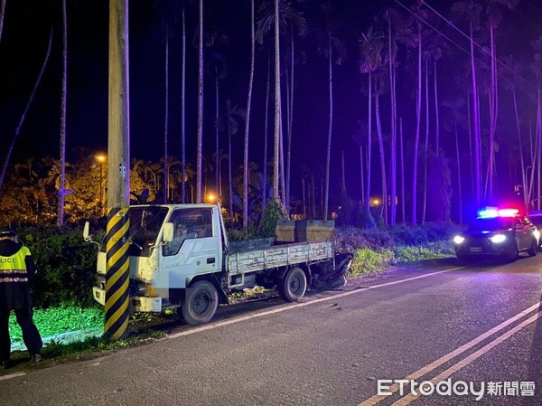 ▲▼機車自撞路邊小貨車，騎士受重傷送醫急救不治。（圖／鳯林分局提供，下同）