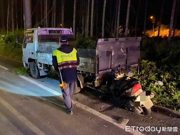 ▲▼機車自撞路邊小貨車，騎士受重傷送醫急救不治。（圖／鳯林分局提供，下同）