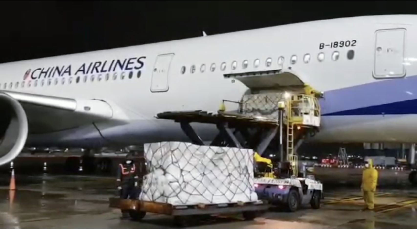 ▲▼華航協助運送物資，但「China Airlines」名稱引發改名爭議。（圖／翻攝自外交部twitter）