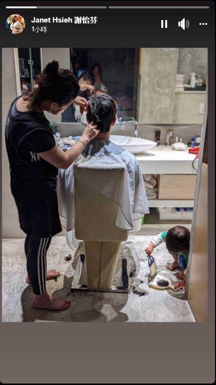 ▲▼爺爺剪頭髮，2歲Egan蹲在地上掃落髮。（圖／翻攝自臉書／謝怡芬）