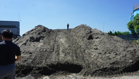 ▲不肖業者將將重金屬污泥倒在大安溪，彰化地檢署追查。（圖／彰化地檢署提供）