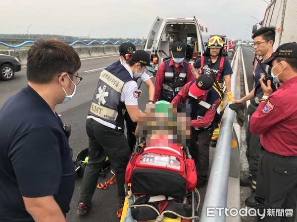 ▲▼車停屏東大橋上…裡頭卻空無一人！警消橋下驚見「1人無生命跡象」。（圖／記者陳崑福翻攝）