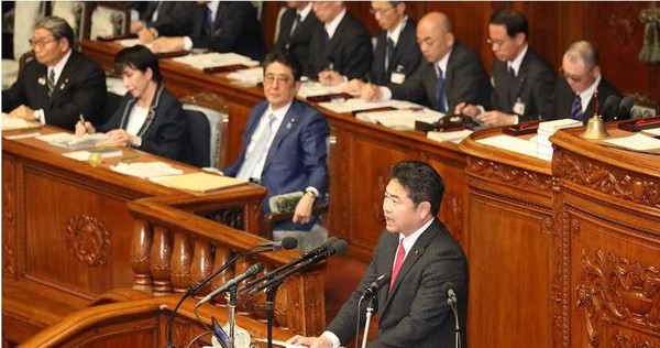 高井對於安倍政府的防疫政策多有批評。（圖／推特）