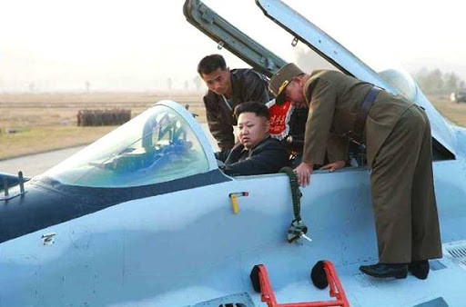 ▲北韓官兵向金正恩介紹米格29戰鬥機。（圖／翻攝自Facebook／朝鮮經貿文化情報 DPRK）