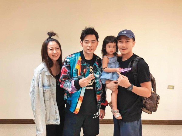 方志友（左）跟楊銘威（右）看來一家天倫樂，不過去年底她曝出婚姻危機，夫妻為了生活爭執不斷。中為周杰倫。（翻攝自方志友臉書）
