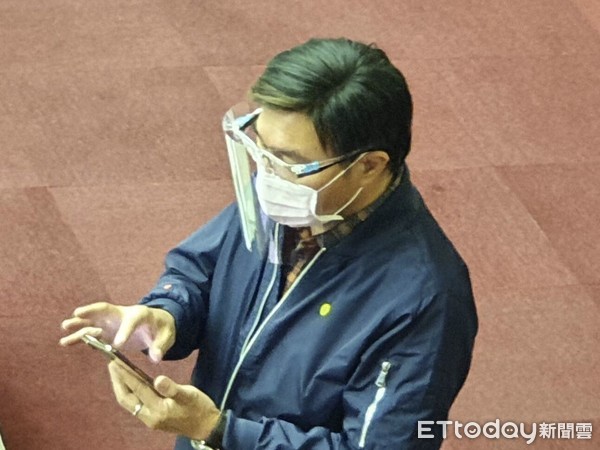 ▲▼北市議員張茂楠戴面罩。（圖／記者楊亞璇攝）