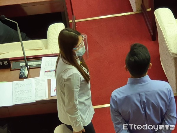 ▲▼議員陳怡君戴面罩。（圖／記者楊亞璇攝）