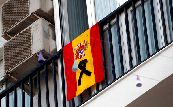 ▲▼西班牙新冠肺炎疫情,民眾在陽台掛出國旗與黑絲帶悼念死者。（圖／路透）